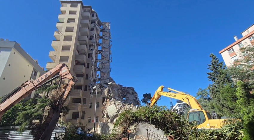 Maltepe'de facia! 11 katlı bina bir anda böyle çöktü