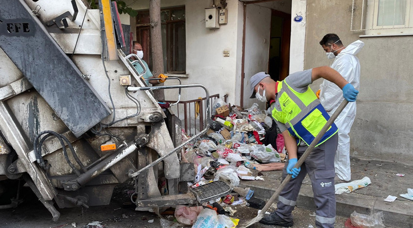 Bornova'daki çöp ev belediye ekiplerince temizlendi