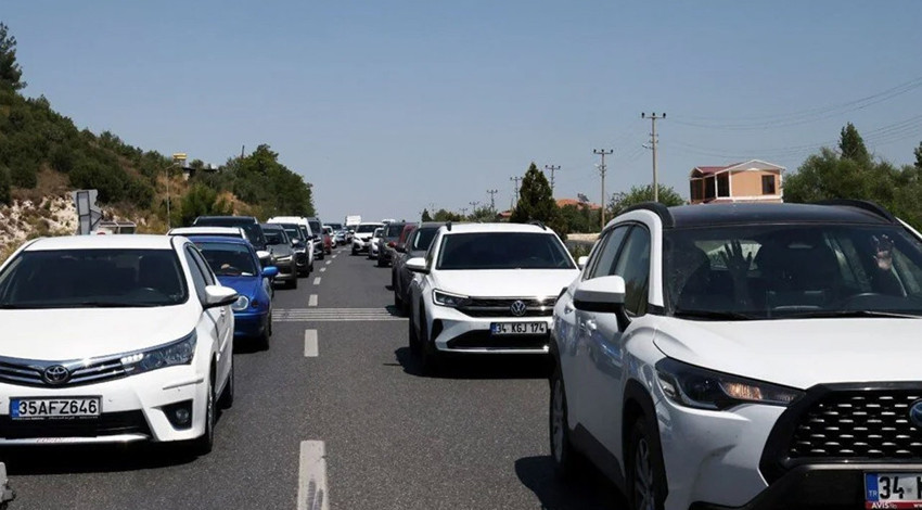 İki şehri birbirine bağlayan trafik: 60 kilometre... Tatilciler yolda kaldı