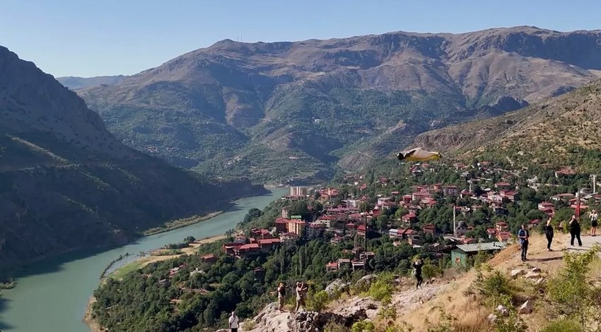 Erzincan'da "yarasa adam" heyecanı: Vatandaşlar sokağa döküldü