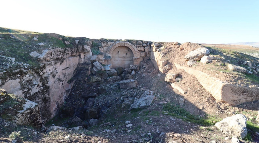 Şanlıurfa’da Fırat Nehri kıyısında anıtsal mezar kalıntısı bulundu