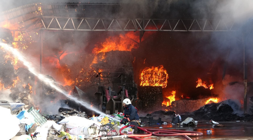 Geri dönüşüm tesisinde yangın! Çok sayıda ekip sevk edildi