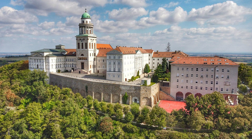 Tarihi kütüphanede alarm! 100 binden fazla kitap böcek istilasına uğradı