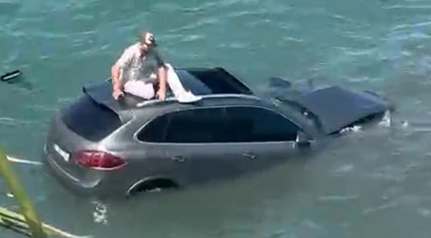 Ayvalık'ta otomobil denize uçtu! Sürücü aracın üstünde kurtarılmayı bekledi