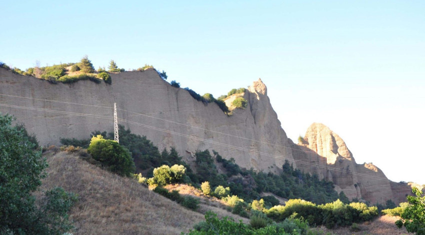 Manisa'da peribacası benzeri kaya oluşumları dikkat çekiyor