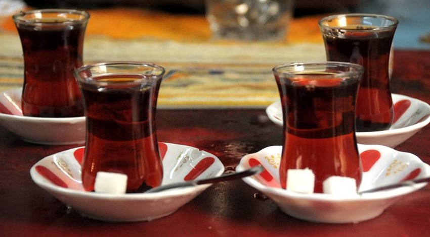 Çay göründüğü kadar masum mu? Uzmanlar uyardı: Meğer ne zararları varmış!