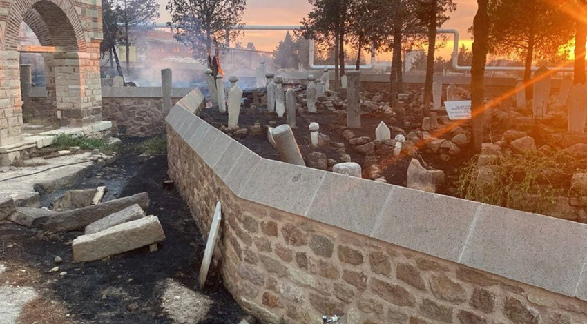 Çanakkale yangınında tarihi mezarlar büyük zarar gördü!