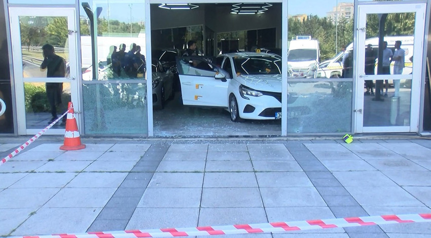 Küçükçekmece'de oto galeriye kurşun yağmuru: 1 yaralı