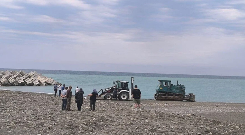 Kastamonu'da iş makinesi sahilde güneşlenen kadını ezdi