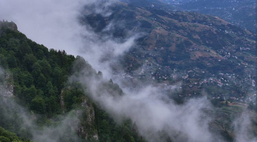 Trabzon’un en yakın yaylası Hıdırnebi, sisin oluşturduğu eşsiz manzarasıyla doğaseverleri ağırlıyor