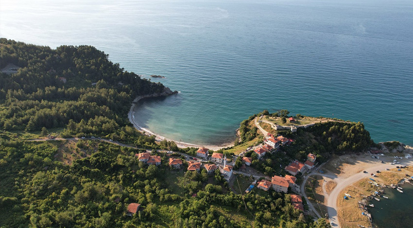 Kastamonu’nun saklı güzelliği Ginolu Koyu ve Kalesi ziyaretçilerini büyülüyor
