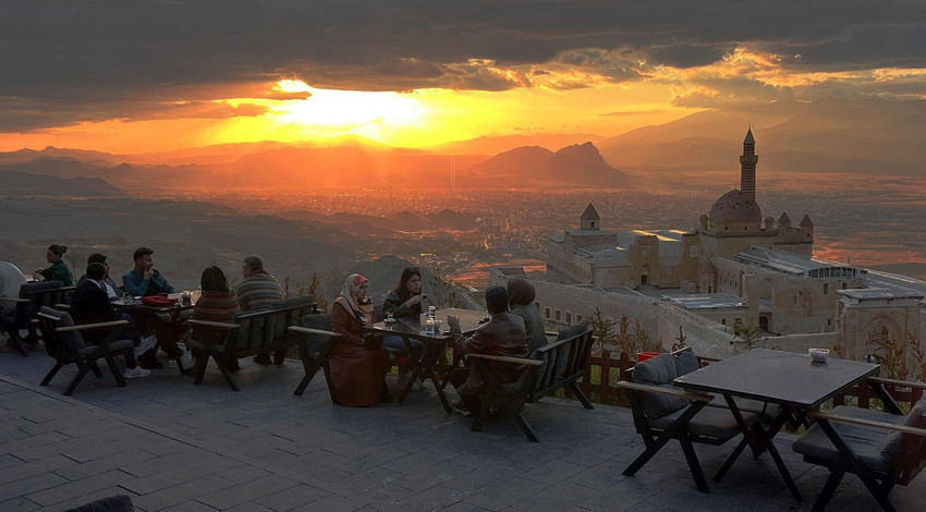 Ağrı Dağı manzaralı İshak Paşa Sarayı’nda gün batımı ilgi görüyor