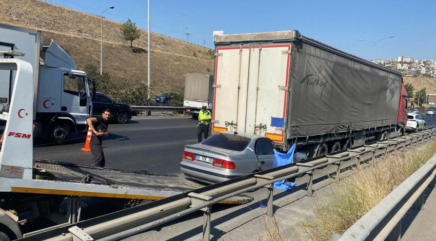 İzmir’de korkunç kaza! Otomobil TIR’ın altına girdi: Ölü ve yaralı var