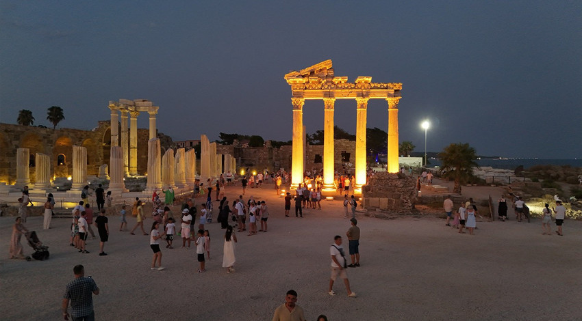 Antalya’da tarihi kent gece ışıklandırıldı, sıcak havaya rağmen ziyaretçi akını yaşanıyor