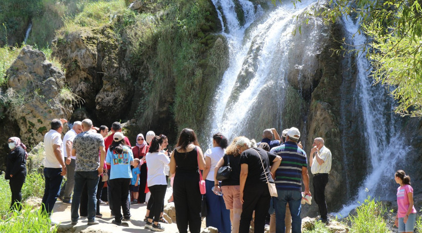 Erzincan’daki Girlevik Şelalesine akın ettiler, sıcaklardan kaçan gurbetçiler serinliği burada buldu