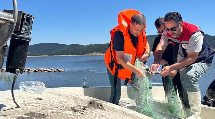 Bolu Seben’de 2,5 kilometrelik kaçak ağ ele geçirildi, 27 balık yeniden suya bırakıldı