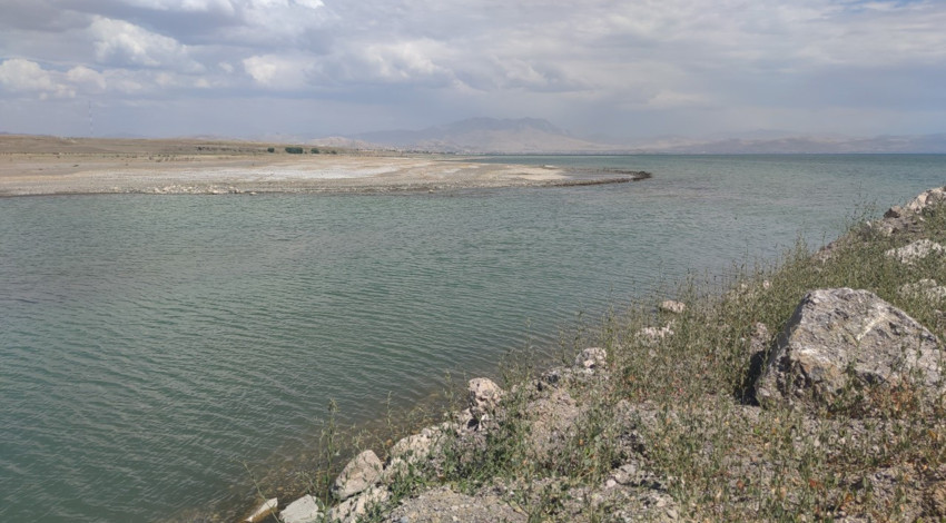 Van Gölü’nde kuraklık nedeniyle çekilme hızlandı, yüzey alanı daralıyor, limanlar etkileniyor