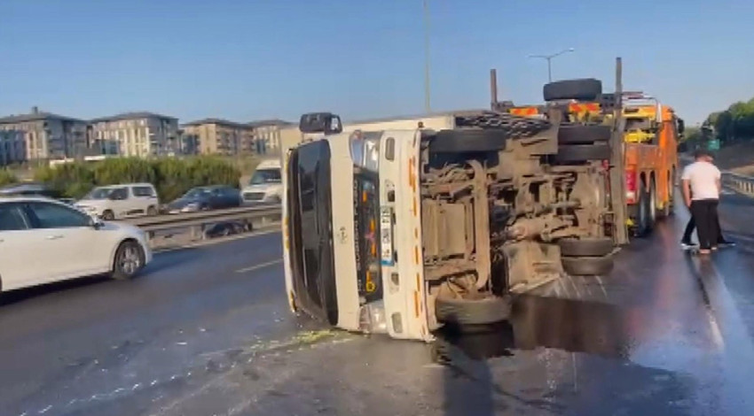 Başakşehir, TEM Otoyolu'nda kamyonet devrildi: Trafik yoğunluğuna dikkat!
