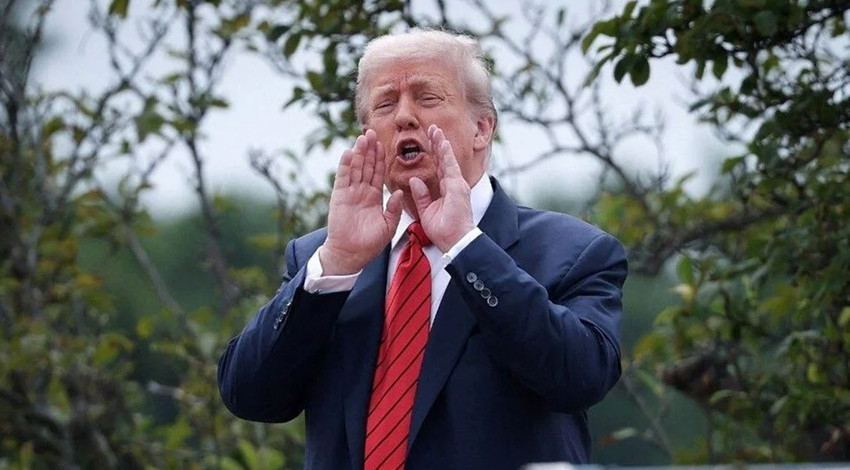 Trump'ın o hareketi olay oldu! Gazeteciler sordu: "Sayın başkan orada ne yapıyorsunuz?"