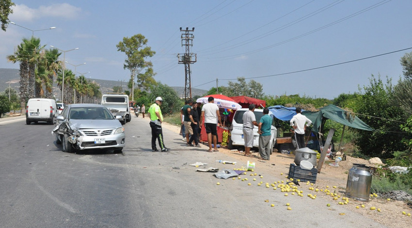 Park halindeki araca çarpan otomobilin sürücüsü kaçtı