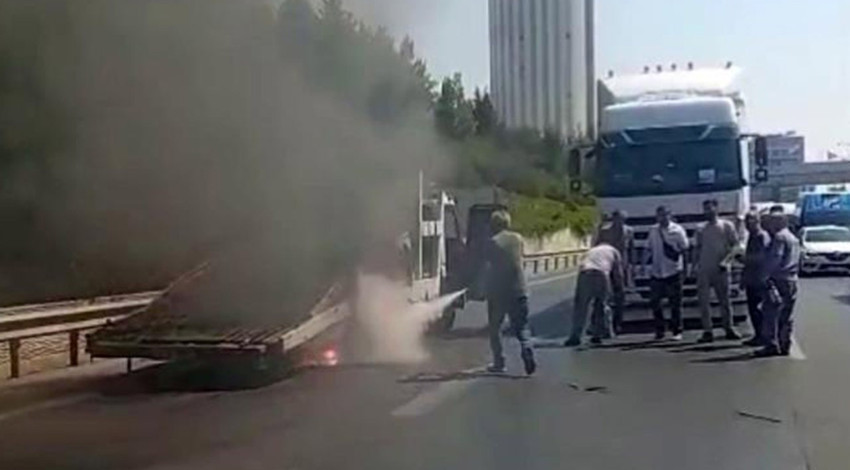 Bağcılar TEM Otoyolu'nda çekici yangını: Alevlere diğer sürücüler müdahale etti