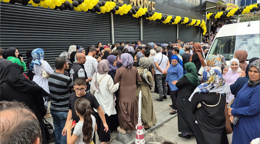 İstanbul'da akılalmaz görüntüler! Mağaza açılışında izdiham: Kepenkleri yumrukladılar