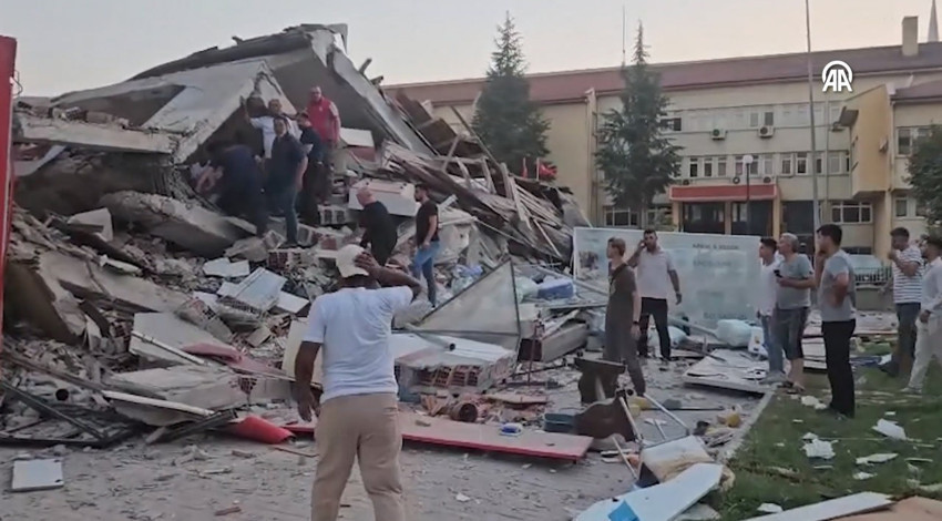 Balıkesir'de 6.1'lik depremde 1 bina yıkıldı: Enkaz altından 5 kişi kurtarıldı