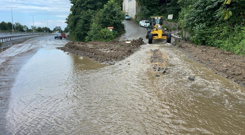 Rize’de şiddetli yağış sonrası 26 köy yolu heyelan nedeniyle ulaşıma kapandı