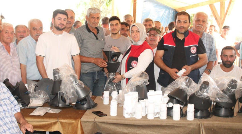 Düzce’de tarlalara yayılan tehlikeye karşı binlerce üreticiye ilaç ve tuzak desteği