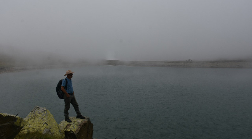 Gümüşhane’de doğa tutkunları 10 kilometrelik yürüyüşle Çakırgöl’e vardı