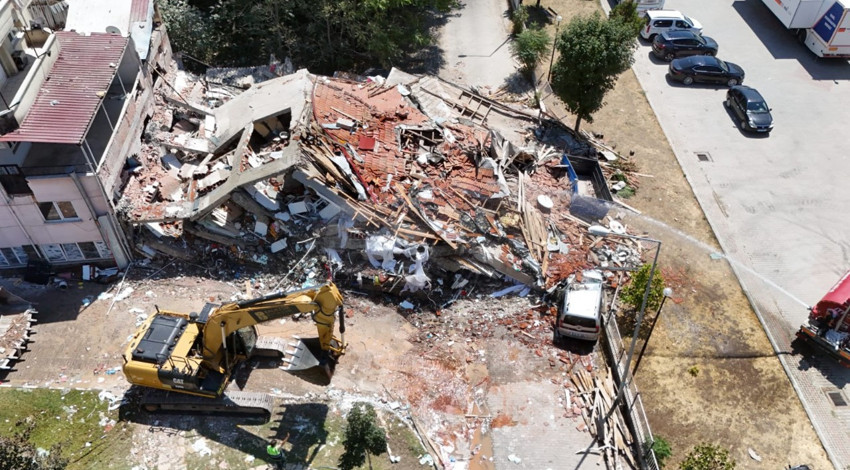Balıkesir'deki depremde yıkılan binanın sahibi hakkında flaş karar