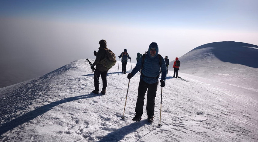 Kavurucu sıcaklarda içinizi ferahlatacak haber! Dondurucu soğukta Ağrı Dağı’nın zirvesine ulaştılar