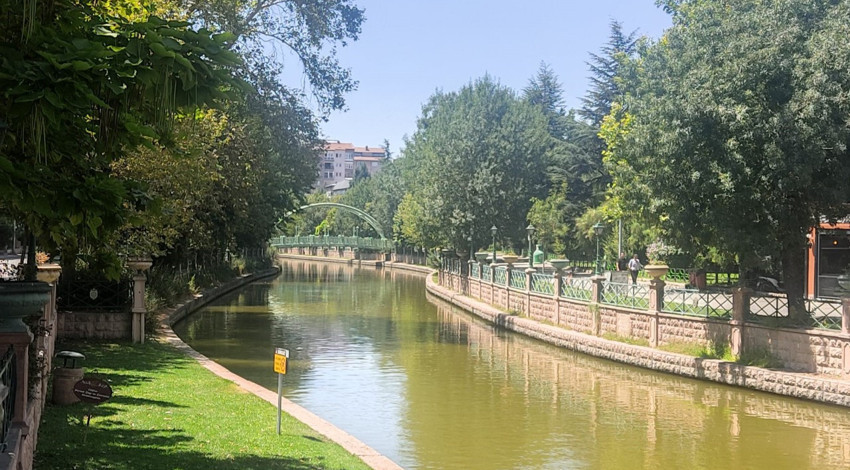 Eskişehir’de kavurucu sıcaklara aldırmayan turistler gondol gezintisinden vazgeçmedi