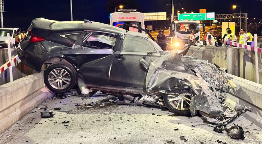 Kuzey Marmara Otoyolu'nda feci ölüm! Gişelere çarptı: Otomobil hurdaya döndü