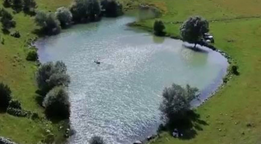 Ardahan’ın saklı cenneti Kızıl Göl kano tutkunlarını ağırlıyor