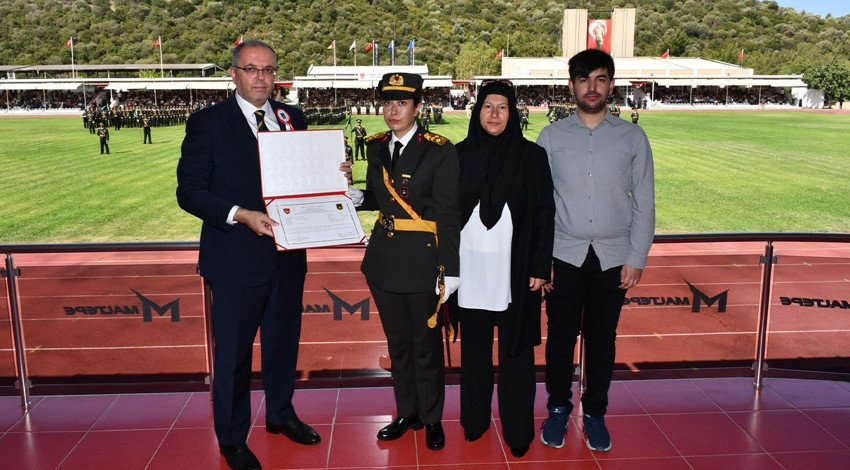 Şehit Ömer Halisdemir'in kızı teğmen oldu