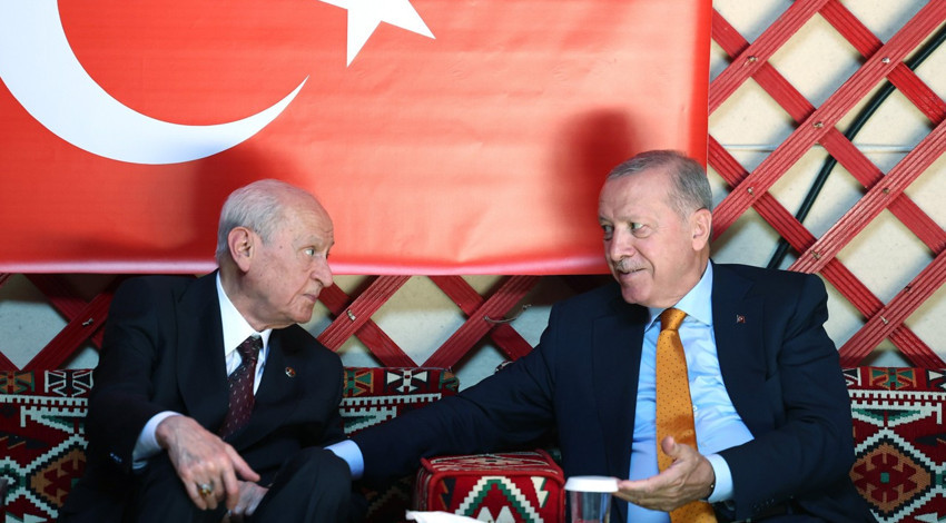 Cumhurbaşkanı Erdoğan ile Devlet Bahçeli Ahlat'ta buluştu! Bahçeli, Cumhurbaşkanı Erdoğan'a 2 eser dinletti