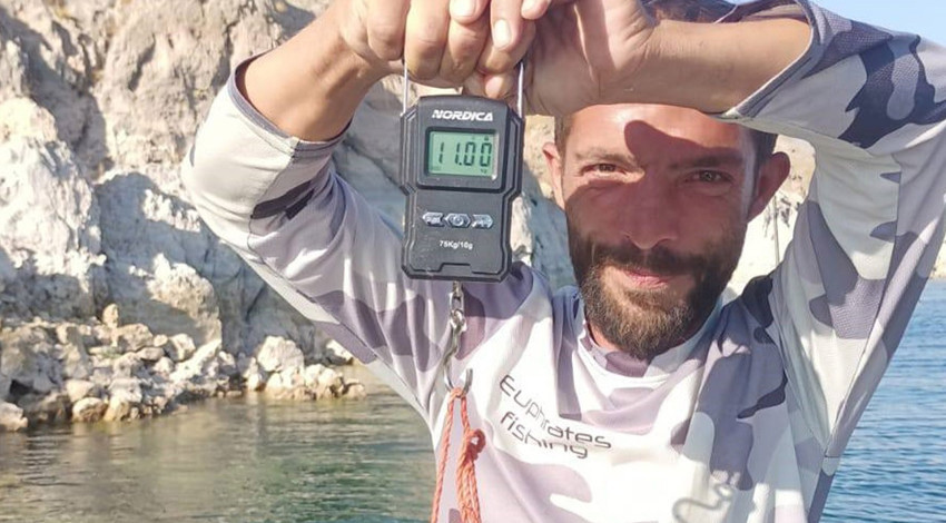 Elazığ’da amatör balıkçı 25 dakikalık mücadelenin ardından 11 kiloluk dev canlıyı kıyıya çıkarıldı