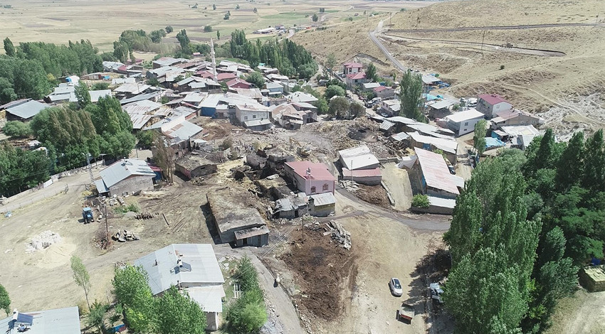 Bir haftada 3 yangının çıktığı mahalle küle döndü! İşin içinden çıkamadılar