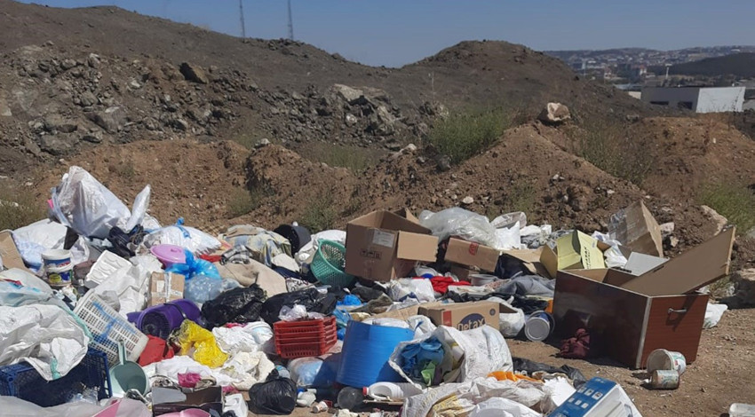 Eskişehir Orhangazi Mahallesi’nde boş araziye atılan çöpler sağlık riski oluşturuyor