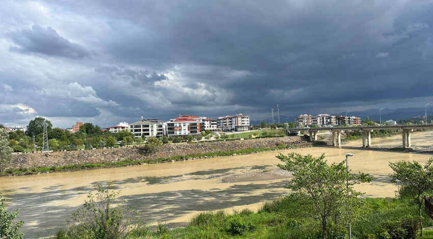 Samsun’da sağanak sonrası Yeşilırmak Nehri çamurla kaplandı, metrekareye 89,1 kilogram yağış düştü