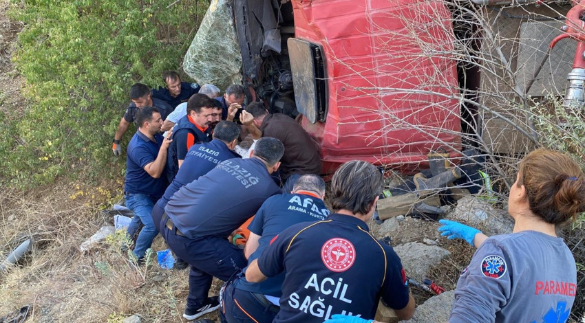 Elazığ'da feci kaza! İtfaiye aracı şarampole yuvarlandı: Yaralılar var