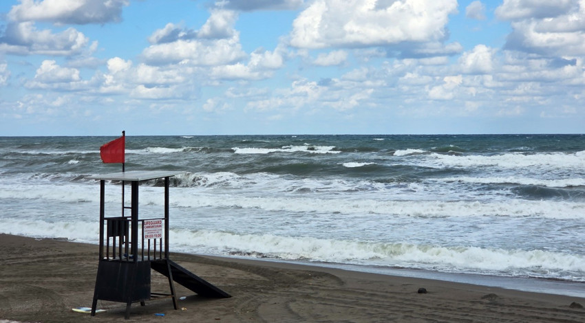 Düzce Akçakoca’da şiddetli yağış ve rüzgar Karadeniz’de 2 metrelik dalgalar oluşturdu