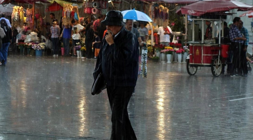 Taksim’de sağanak yağış etkili oldu