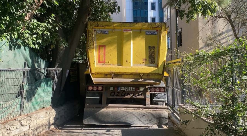 Kadıköy'de ilginç görüntüler! Kamyon sokakta mahsur kaldı