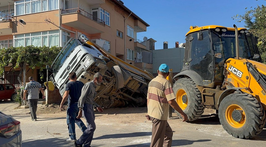 Bursa’da Zemin çöktü! Kum yüklü kamyon foseptiğe düştü