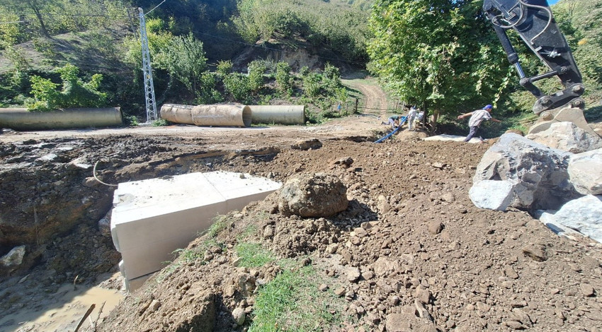 Düzce'de köylerde sel ve taşkın riskine karşı dere yataklarına kutu menfez yapılıyor