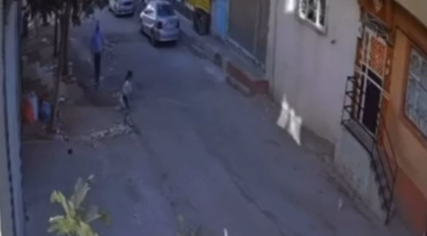 Öyle bir şeye niyetlendi ki... Fark edilince kayıplara karıştı! Çocuğun korku dolu anları kamerada