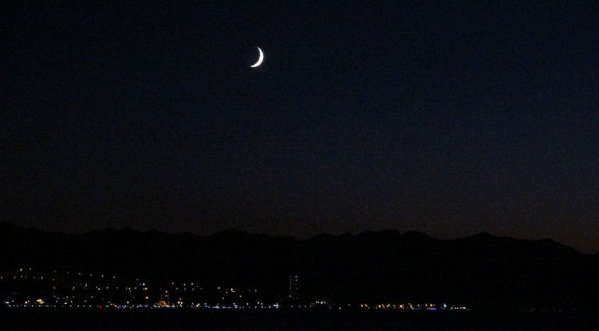 Van semalarında beliren hilal gökyüzünü büyüledi! Göl sularına yansıması görenleri mest etti