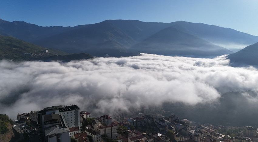 Artvin'de dağlara çöken sis bulutları kartpostallık görüntüler oluşturdu